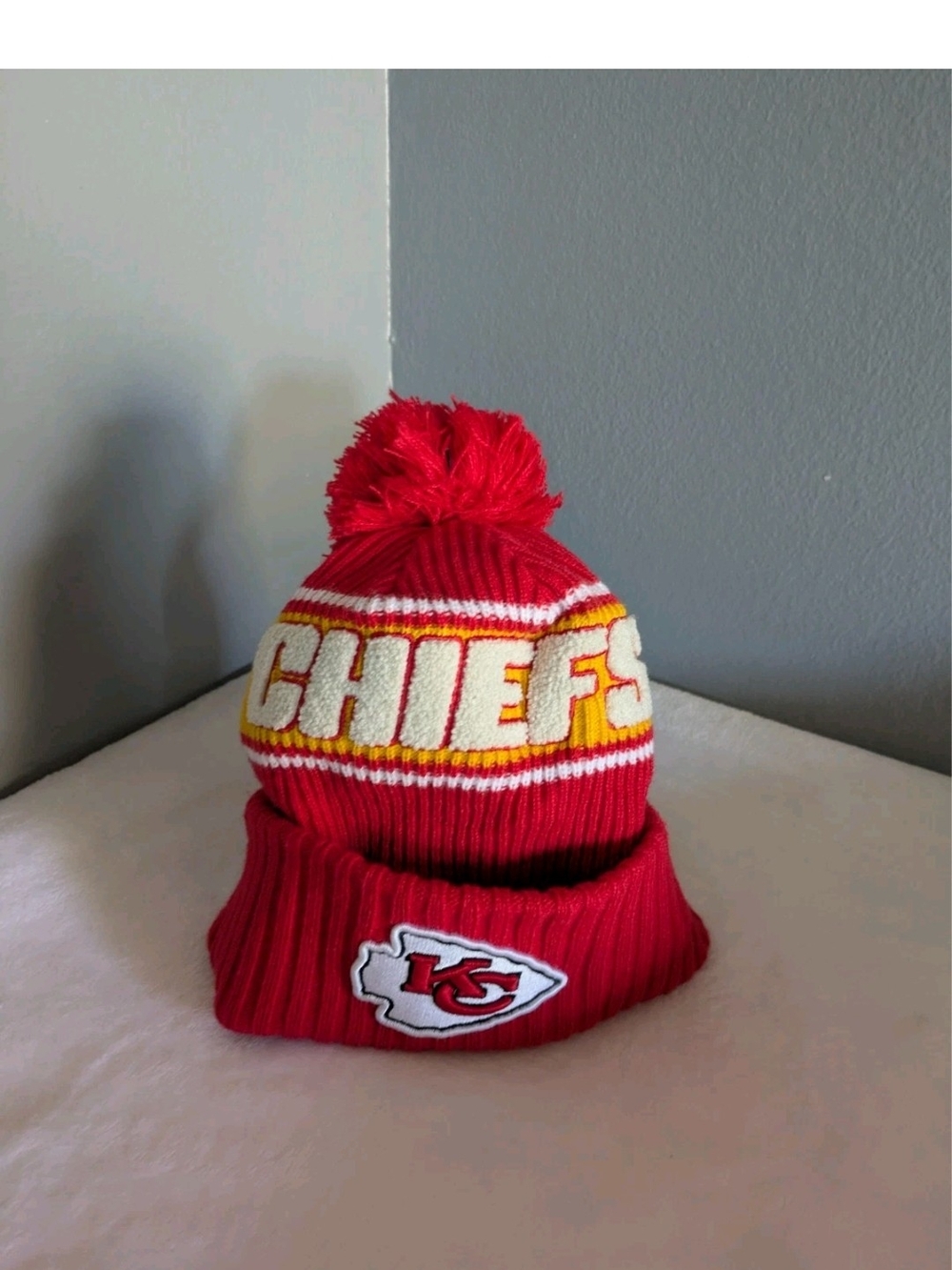KANSAS CITY CHIEFS 2024 Red New Era Sideline Winter Knit Hat Beanie Pom Pom Red